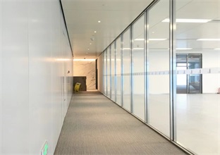 為什么很多客戶(hù)會(huì)選擇青島防火玻璃隔斷